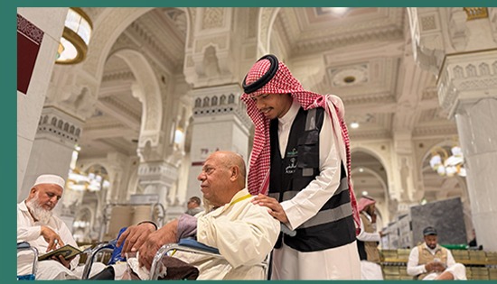 أحد متطوعي كرامة يساند كبير سن في مكة المكرمة
